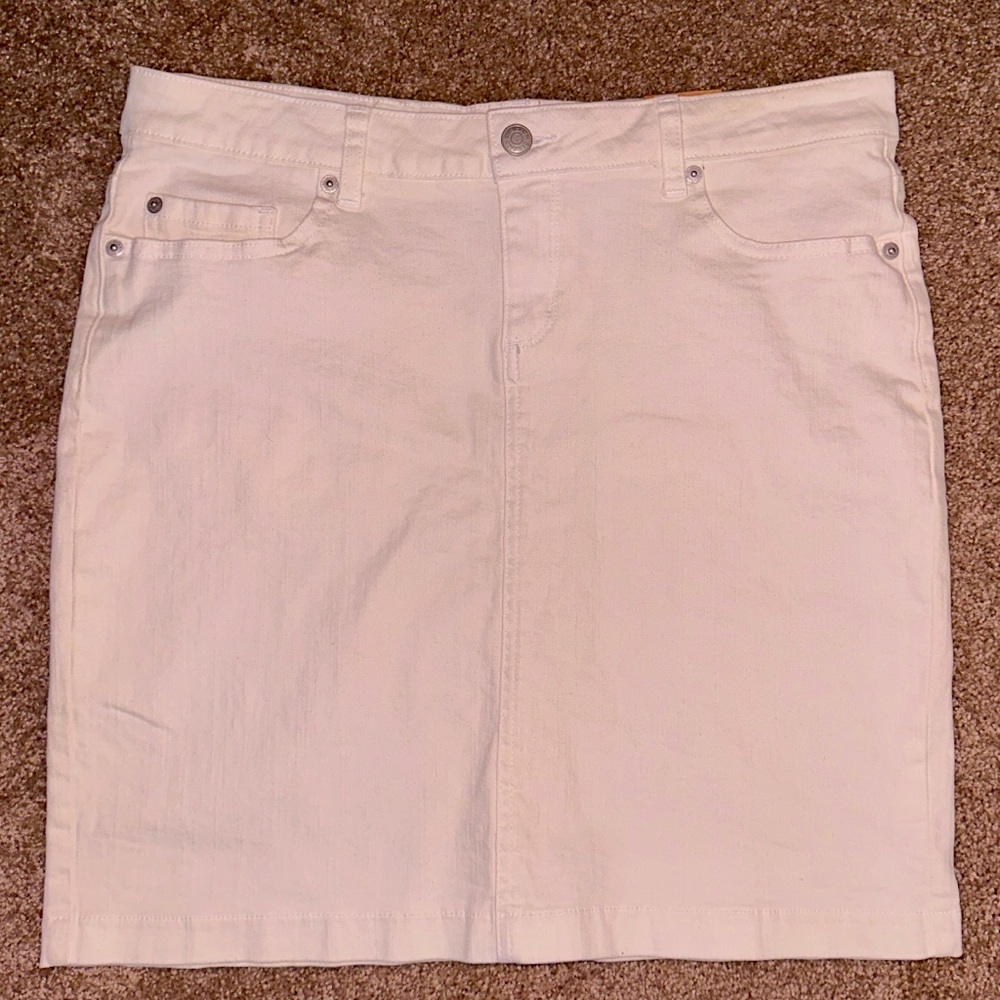 GH BASS NWT Mini Skirt color white wash (off white). Size:10R